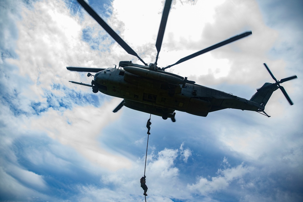 US Marines Fast Rope off a CH-53E Super Stallion
