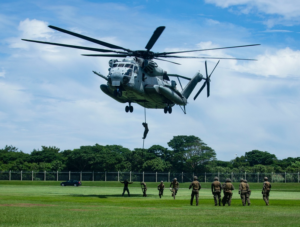 US Marines Fast Rope off a CH-53E Super Stallion