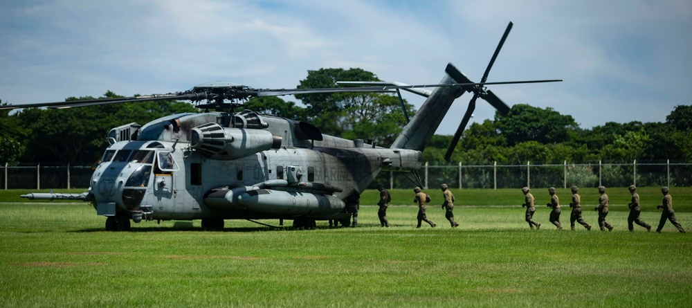 US Marines Fast Rope off a CH-53E Super Stallion