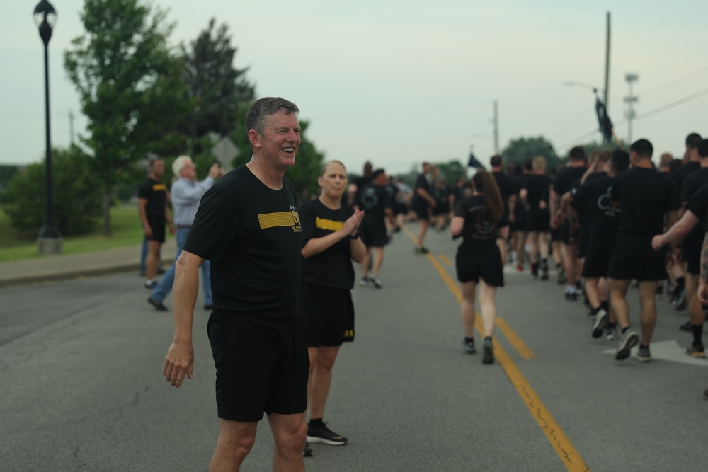 Maj. Gen. McGee and Command Sgt. Maj. Knapp cheer on Soldiers.