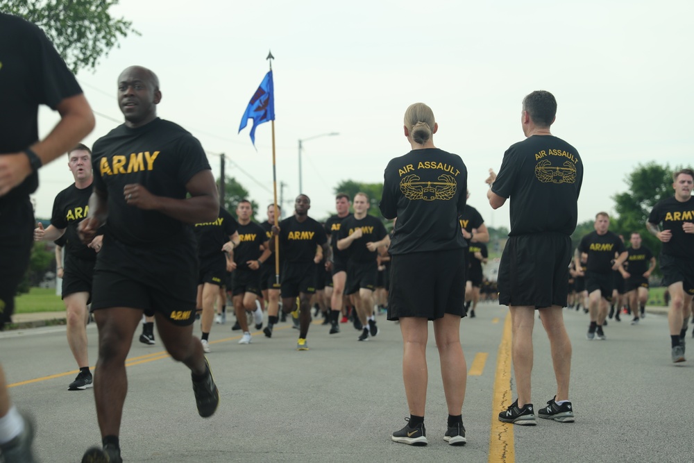 Maj. Gen. McGee and Command Sgt. Maj. Knapp cheer on Soldiers.