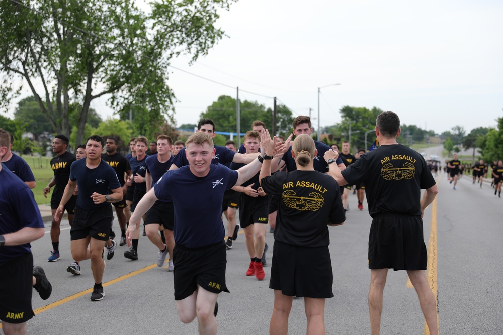 Maj. Gen. McGee and Command Sgt. Maj. Knapp cheer on Rakkasan Soldiers.