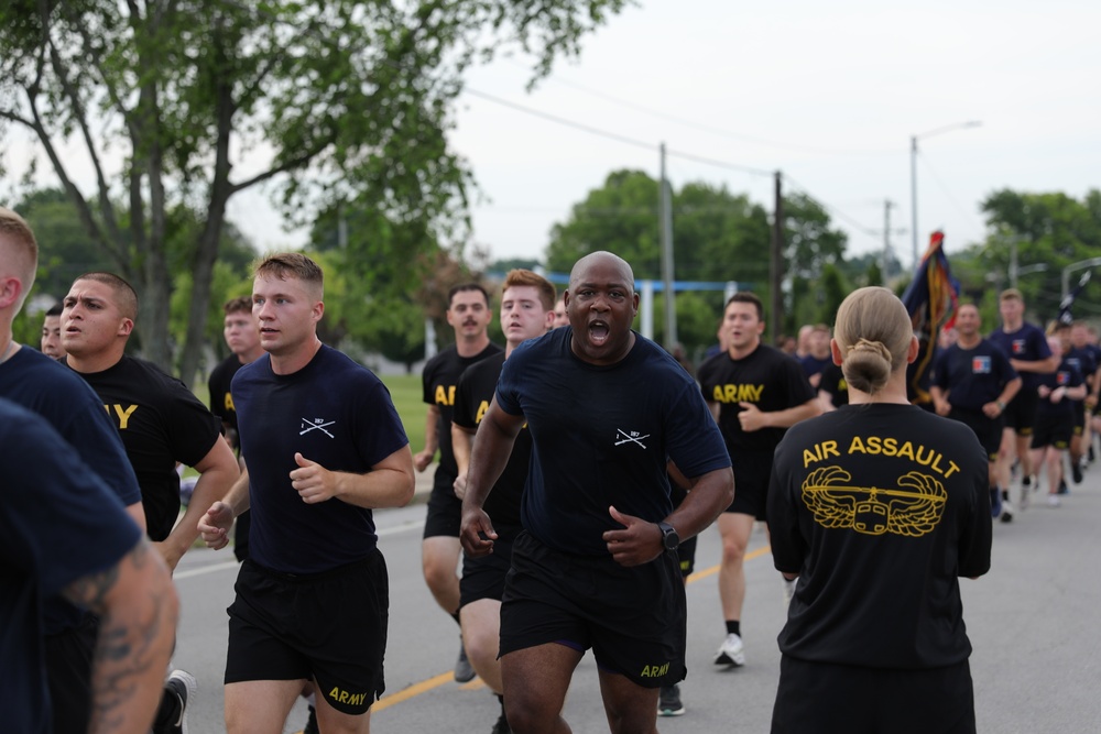 Maj. Gen. McGee and Command Sgt. Maj. Knapp cheer on Soldiers.