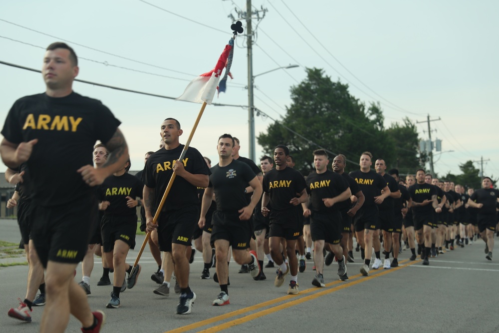 Soldiers of the 101st Airborne Division (Air Assault) conduct a Division Run.