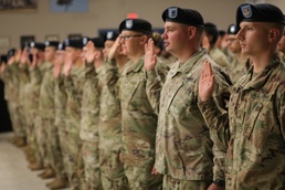101st Airborne Soldiers raise their hands to recite Oath of Enlistment.
