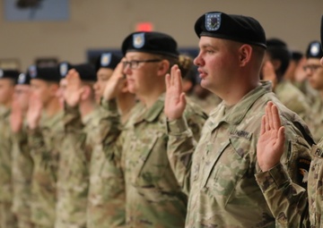 Maj. Gen. McGee re-enlists 124 soldiers at Fort Campbell, KY.