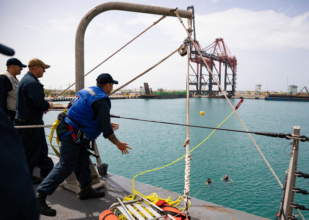 USS Sioux City Sailors Conduct a Man Overboard Drill