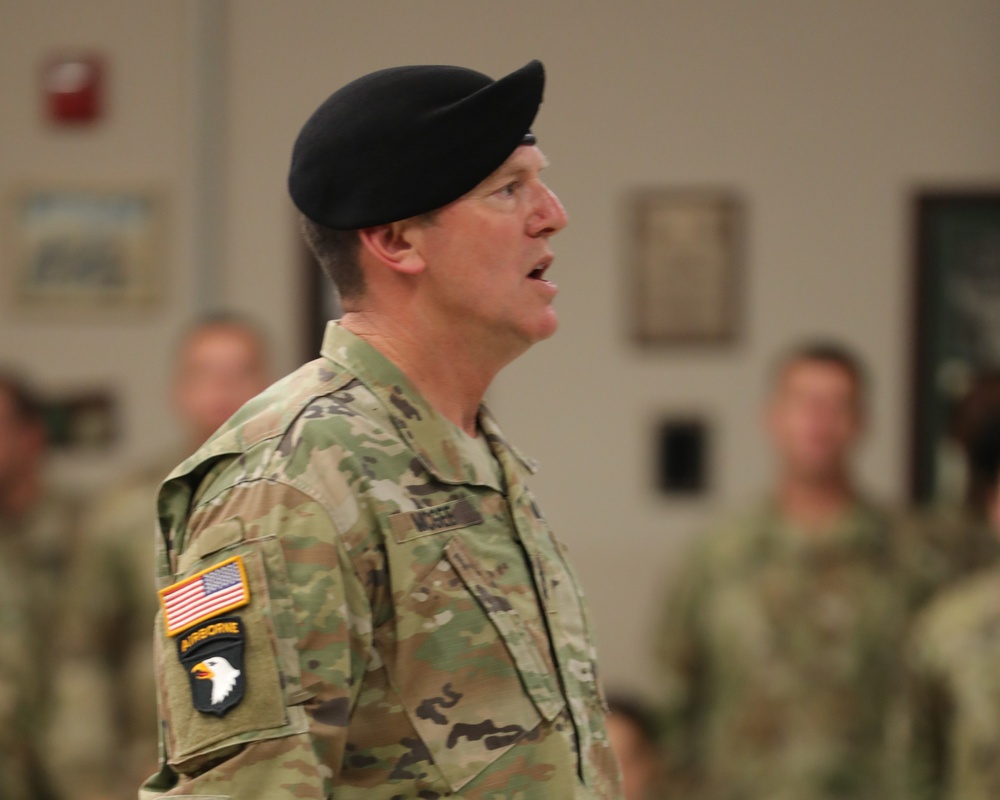 Maj. Gen. McGee re-enlists 124 soldiers at The Sabalauski Air Assault School