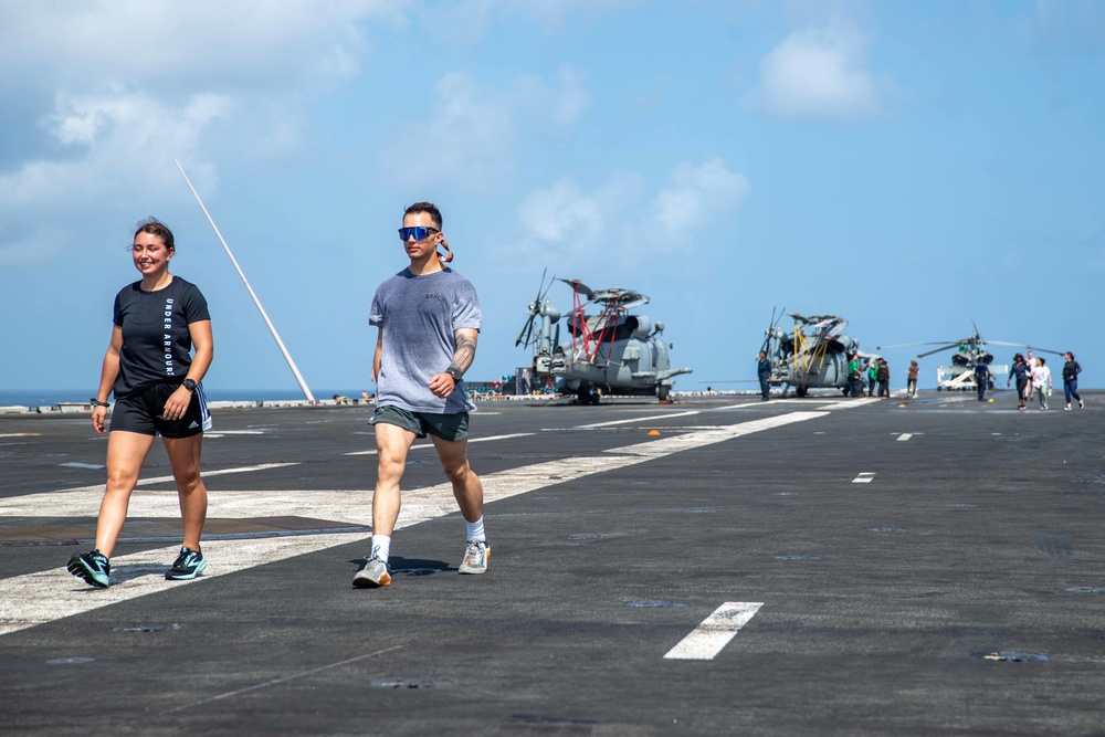 USS Ronald Reagan (CVN 76) Flight Deck 5k