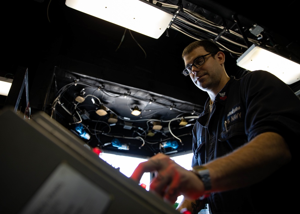 USS Sioux City Sailor Conducts Pre-Underway Maintenance