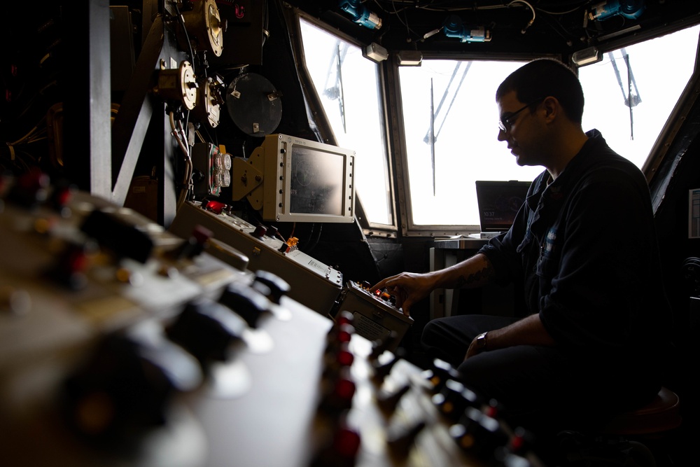 USS Sioux City Sailor Conducts Pre-Underway Maintenance