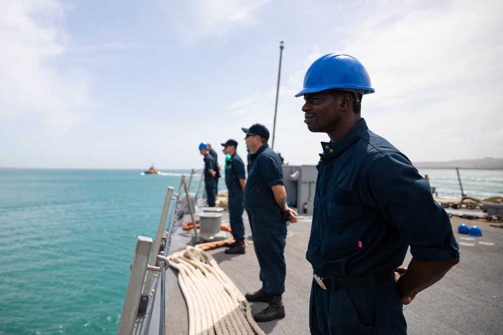 USS Sioux City Sailors Man the Rails