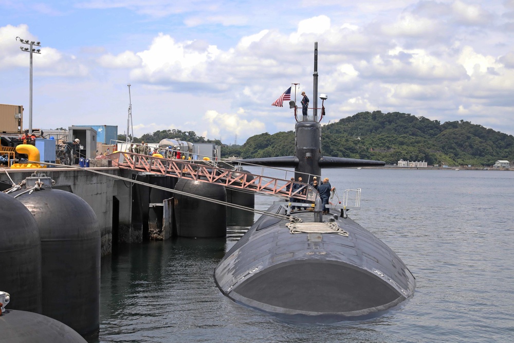 USS Oklahoma City (SSN 723) arrives at Fleet Activities Yokosuka