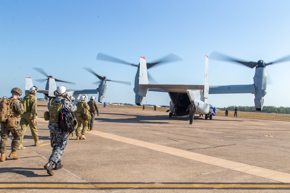 Australian Chief of the Defence Force visits Mount Bundey Training Area during Exercise Southern Jackaroo