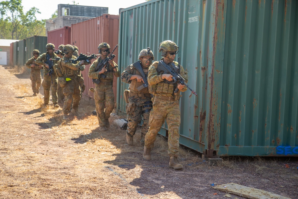 Australian Chief of the Defence Force visits Mount Bundey Training Area during Exercise Southern Jackaroo