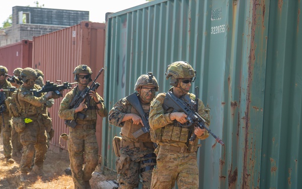 Australian Chief of the Defence Force visits Mount Bundey Training Area during Exercise Southern Jackaroo