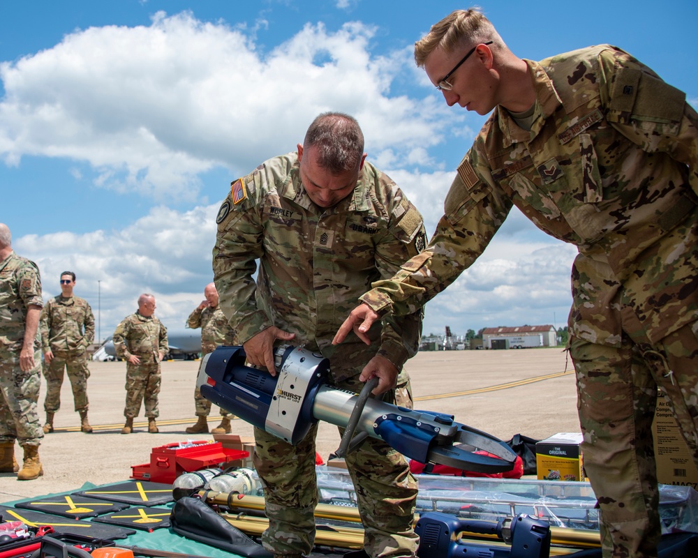 PA TAG Visits 171st Guardsmen