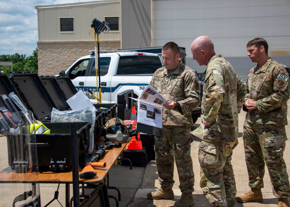PA TAG Visits 171st Guardsmen