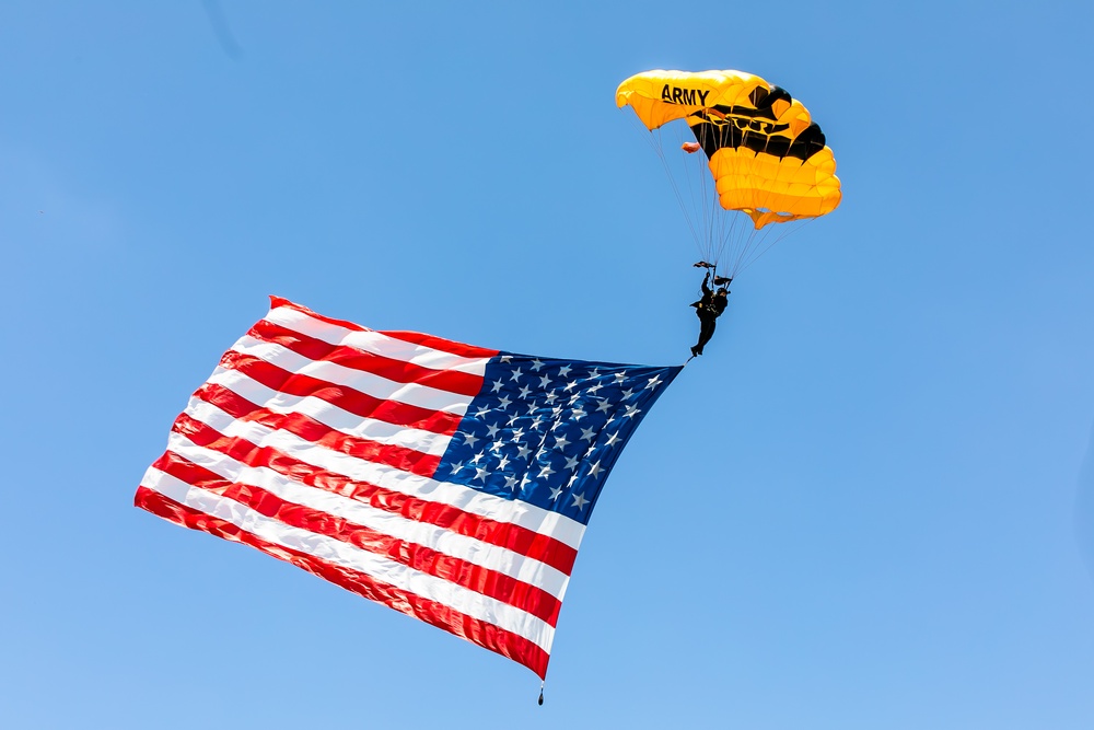 USAPT, the Golden Knights, Parachutist makes jump