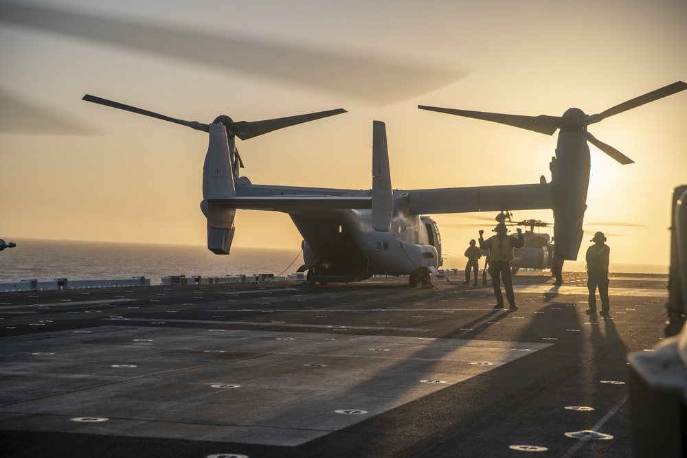 11th MEU Reconnaissance Marines load UTV onto CH-53E Aircraft