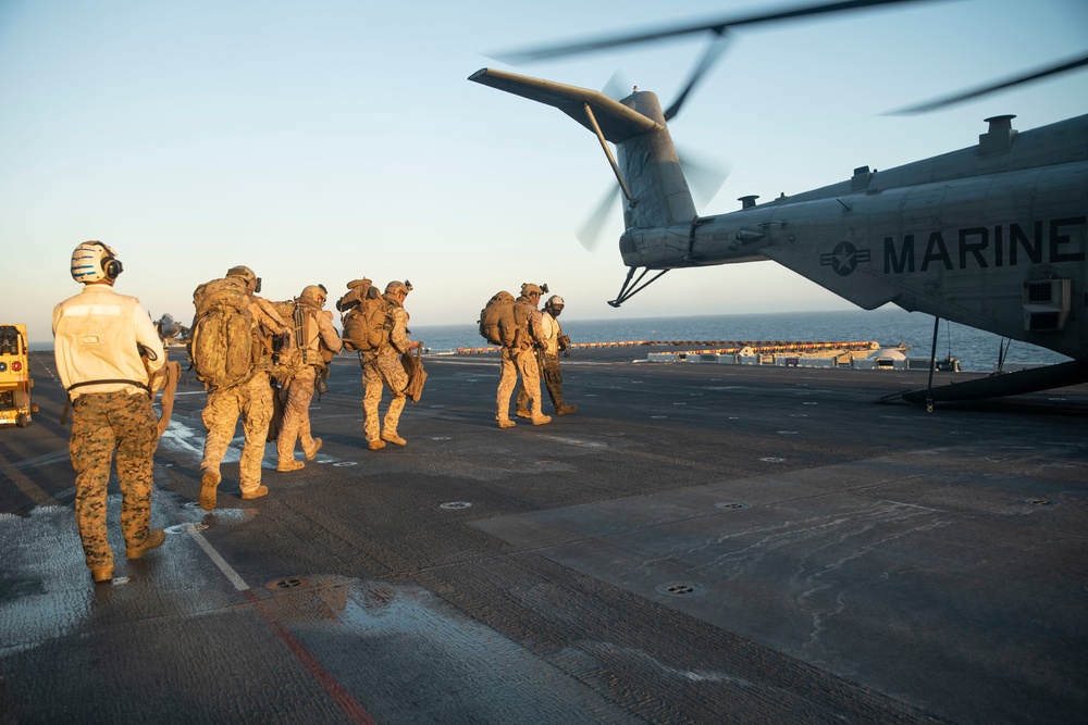 DVIDS - Images - 11th MEU Reconnaissance Marines Load UTV Onto CH-53E ...