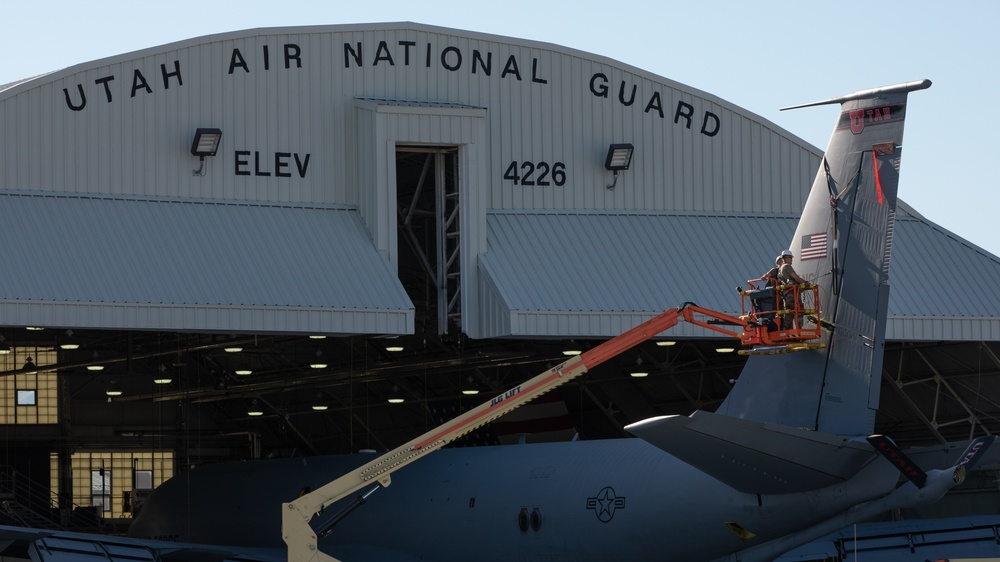 MXG removes tail from KC-135R