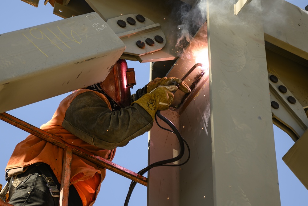 Travis AFB 3-bay hangar makes headway
