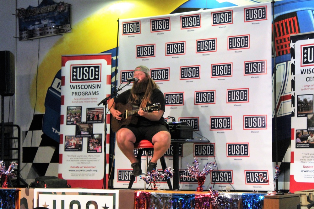 Artist Chris Kroeze entertains troops, others at Fort McCoy