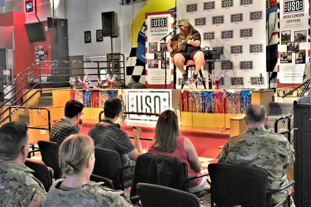 Artist Chris Kroeze entertains troops, others at Fort McCoy