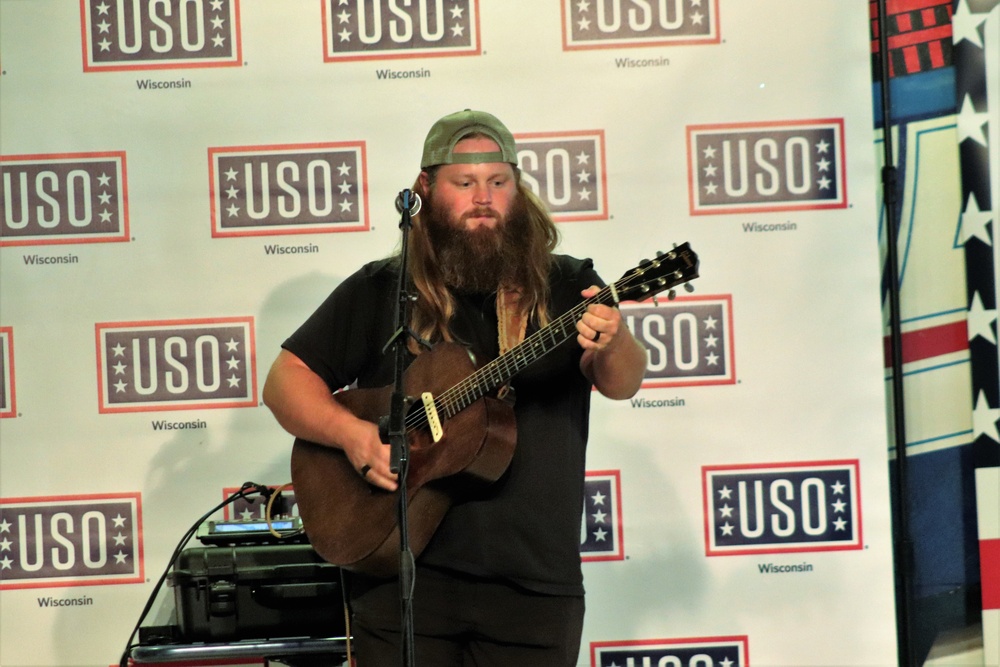 Artist Chris Kroeze entertains troops, others at Fort McCoy