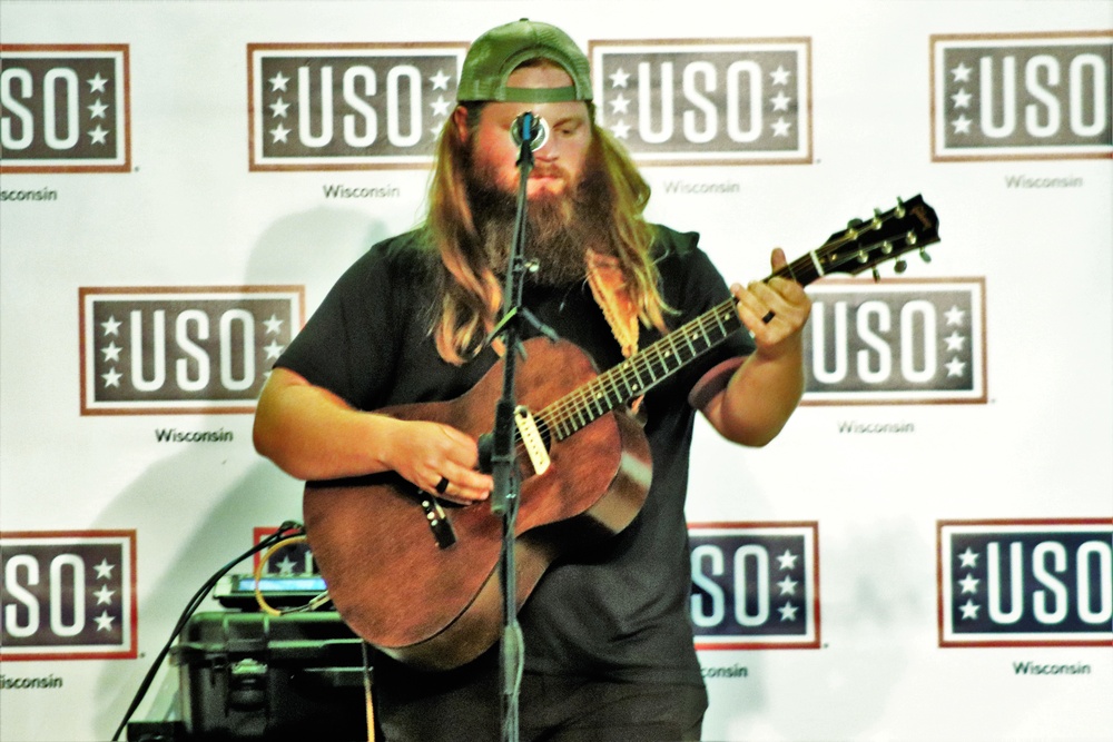 Artist Chris Kroeze entertains troops, others at Fort McCoy