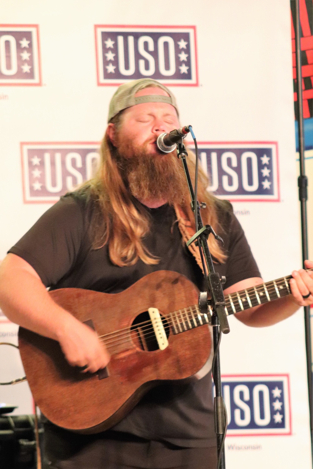 Artist Chris Kroeze entertains troops, others at Fort McCoy