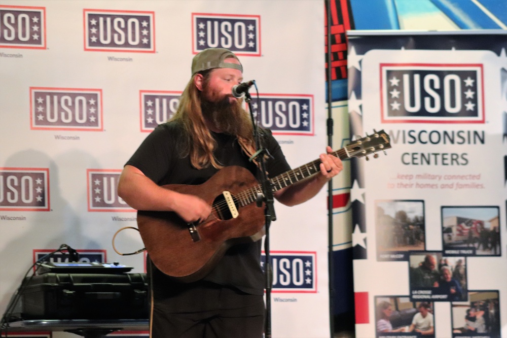 Artist Chris Kroeze entertains troops, others at Fort McCoy