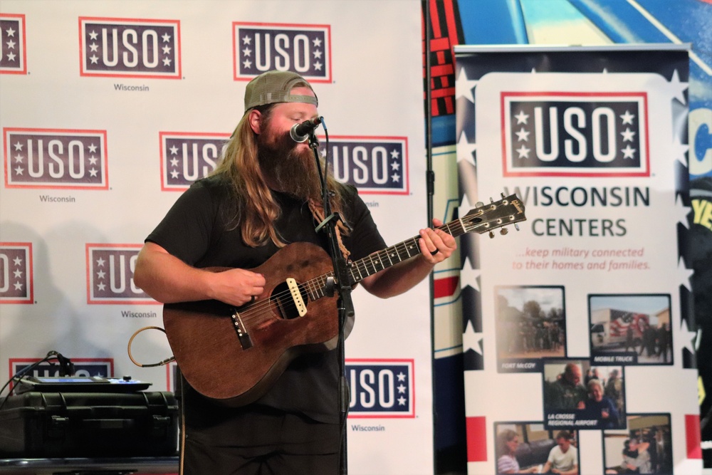 Artist Chris Kroeze entertains troops, others at Fort McCoy