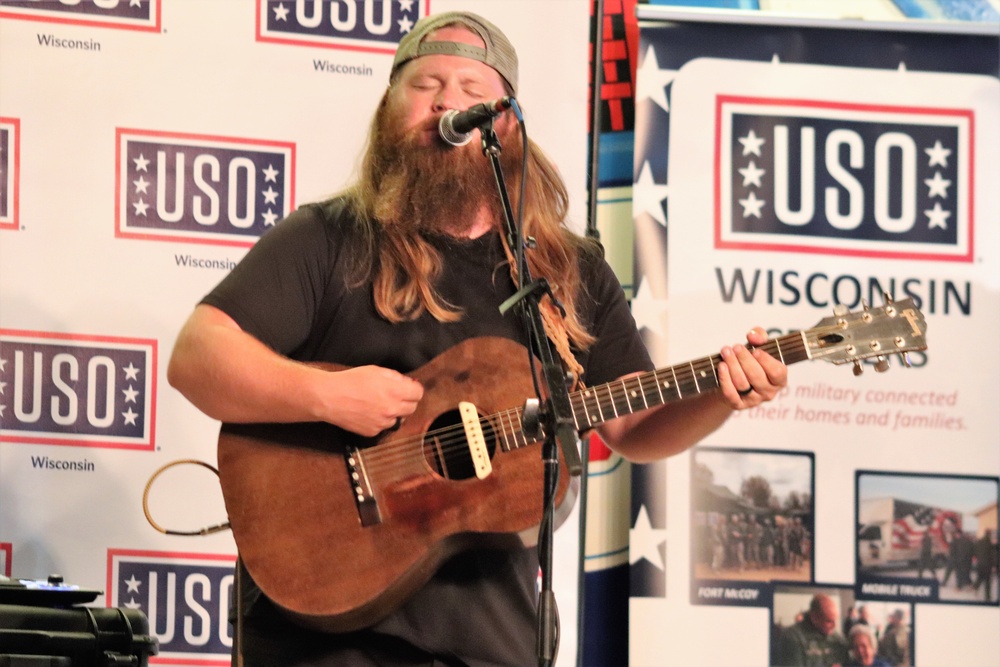 Artist Chris Kroeze entertains troops, others at Fort McCoy