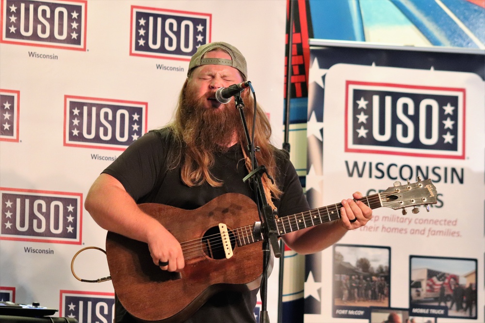 Artist Chris Kroeze entertains troops, others at Fort McCoy