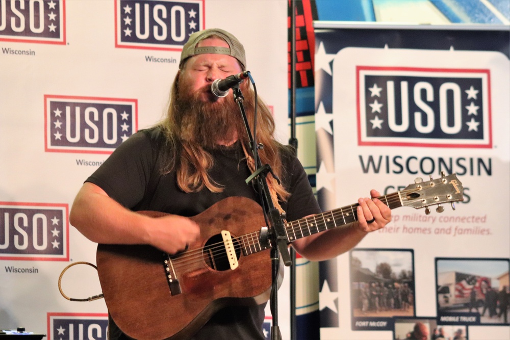 Artist Chris Kroeze entertains troops, others at Fort McCoy