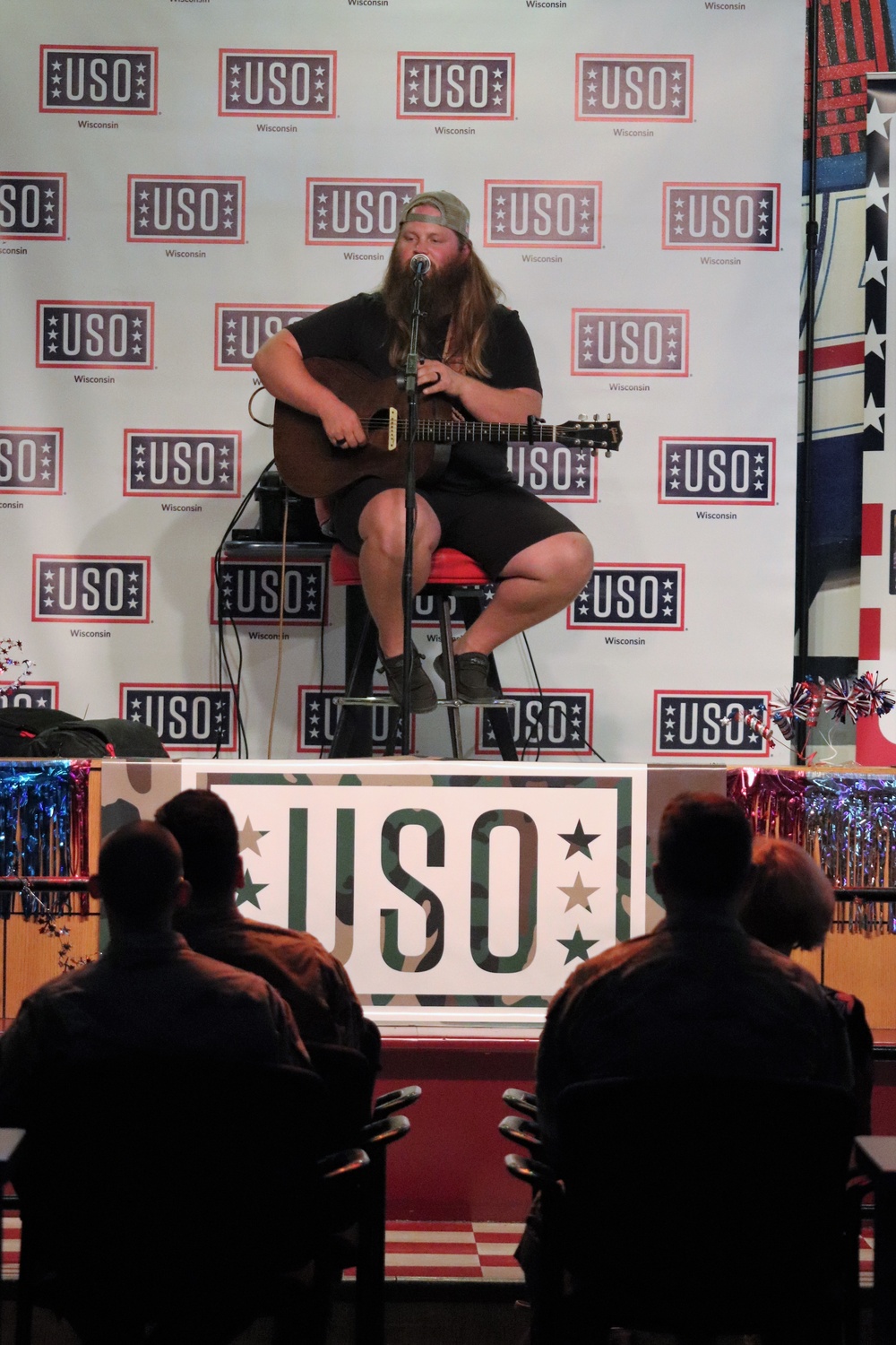 Artist Chris Kroeze entertains troops, others at Fort McCoy