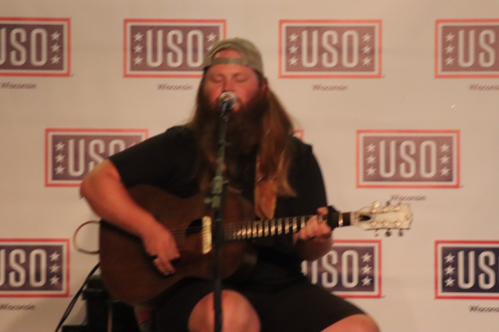 Artist Chris Kroeze entertains troops, others at Fort McCoy