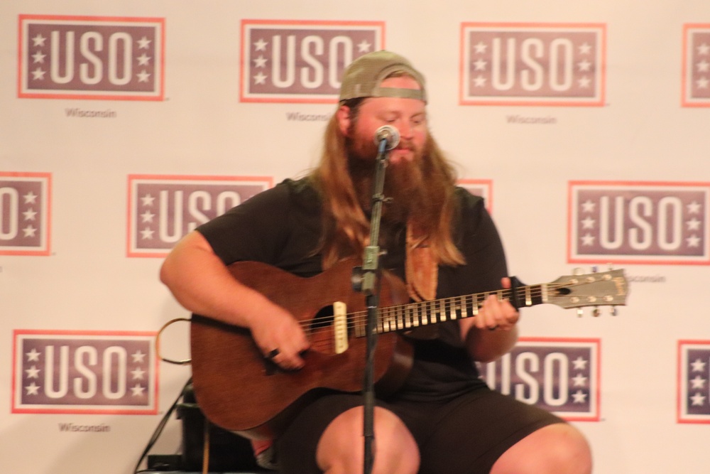 Artist Chris Kroeze entertains troops, others at Fort McCoy