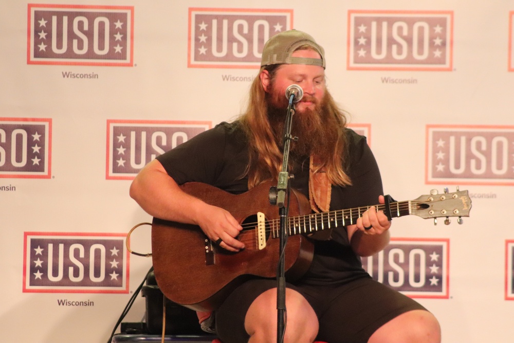 Artist Chris Kroeze entertains troops, others at Fort McCoy