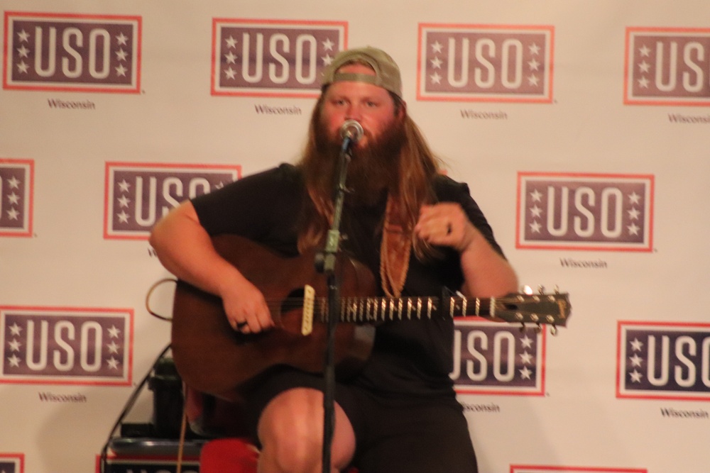 Artist Chris Kroeze entertains troops, others at Fort McCoy