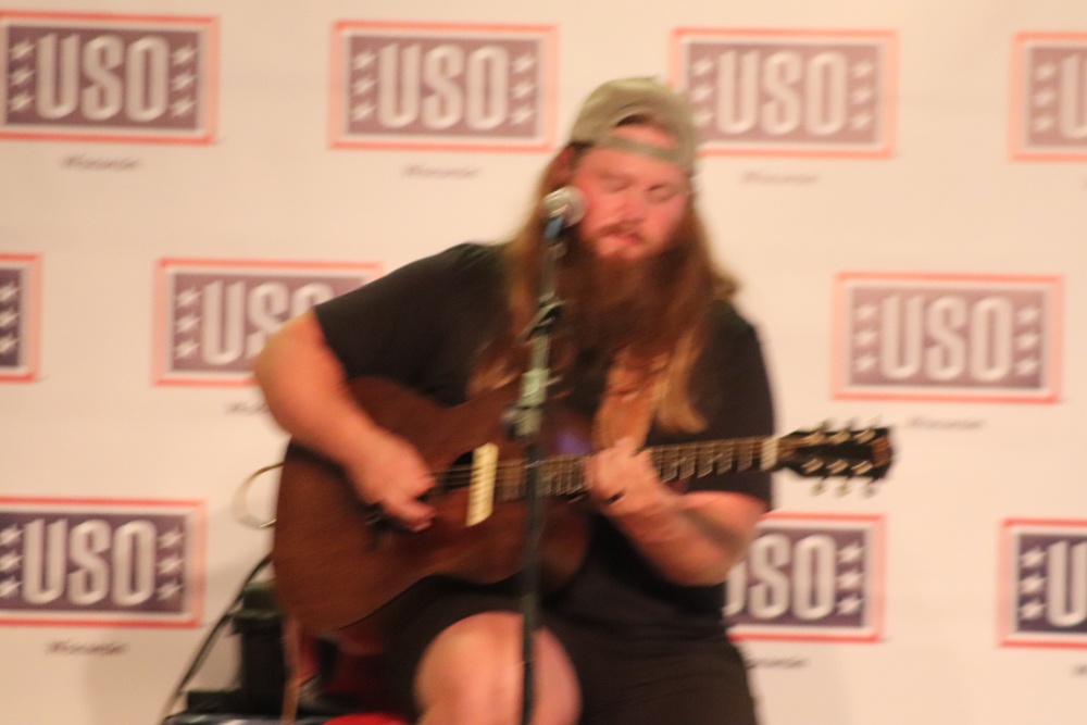 Artist Chris Kroeze entertains troops, others at Fort McCoy