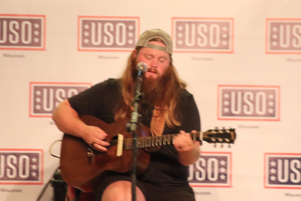 Artist Chris Kroeze entertains troops, others at Fort McCoy