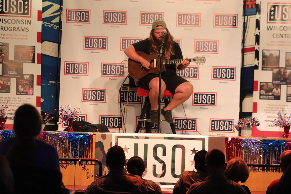 Artist Chris Kroeze entertains troops, others at Fort McCoy