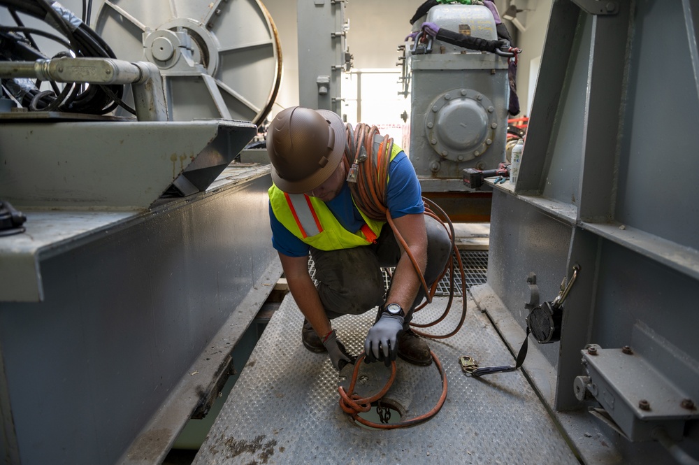 Helicopter facelift: Pittsburgh District replaces control tower hoist