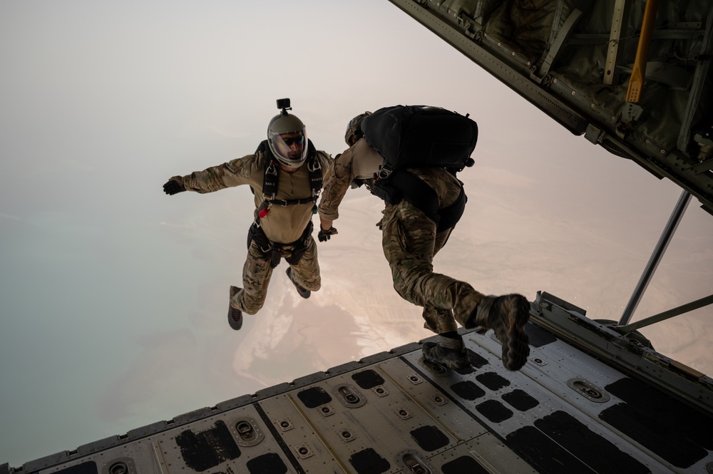 USAF Special Warfare Airmen Execute Jump Training with USMC VMGR-234