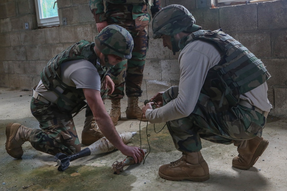 720th EOD Company and Moldovan Soldiers Conducts EOD Training