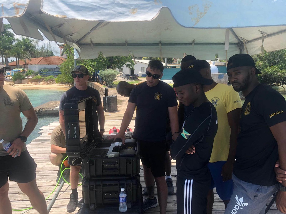 Mobile Diving and Salvage Unit 2 Diver Trains Jamaica Defence Force Divers as Part of Southern Partnership Station 2021