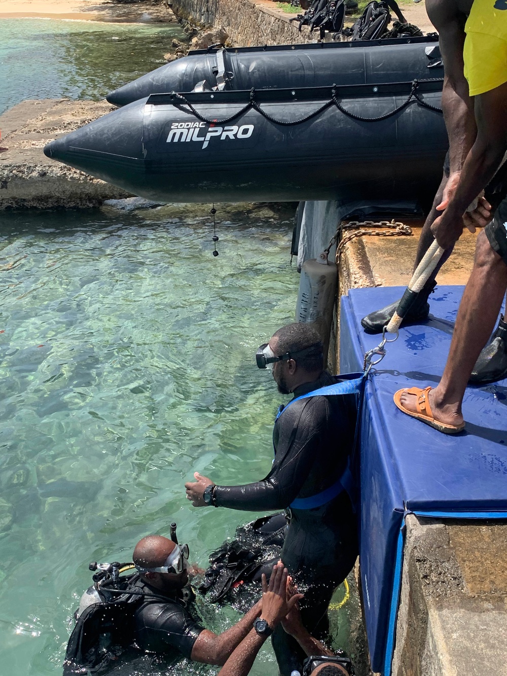 Mobile Diving and Salvage Unit 2 Diver Trains Jamaica Defence Force Divers as Part of Southern Partnership Station 2021